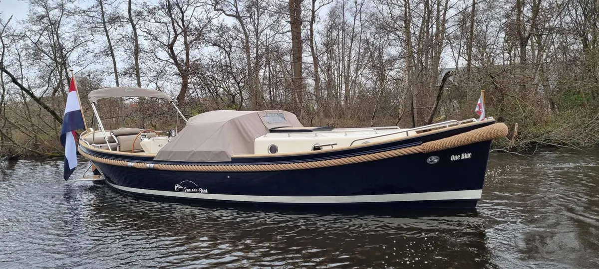 Jan van Gent JVG 10.35 Cabin: Sloep afgemeerd bij bomen