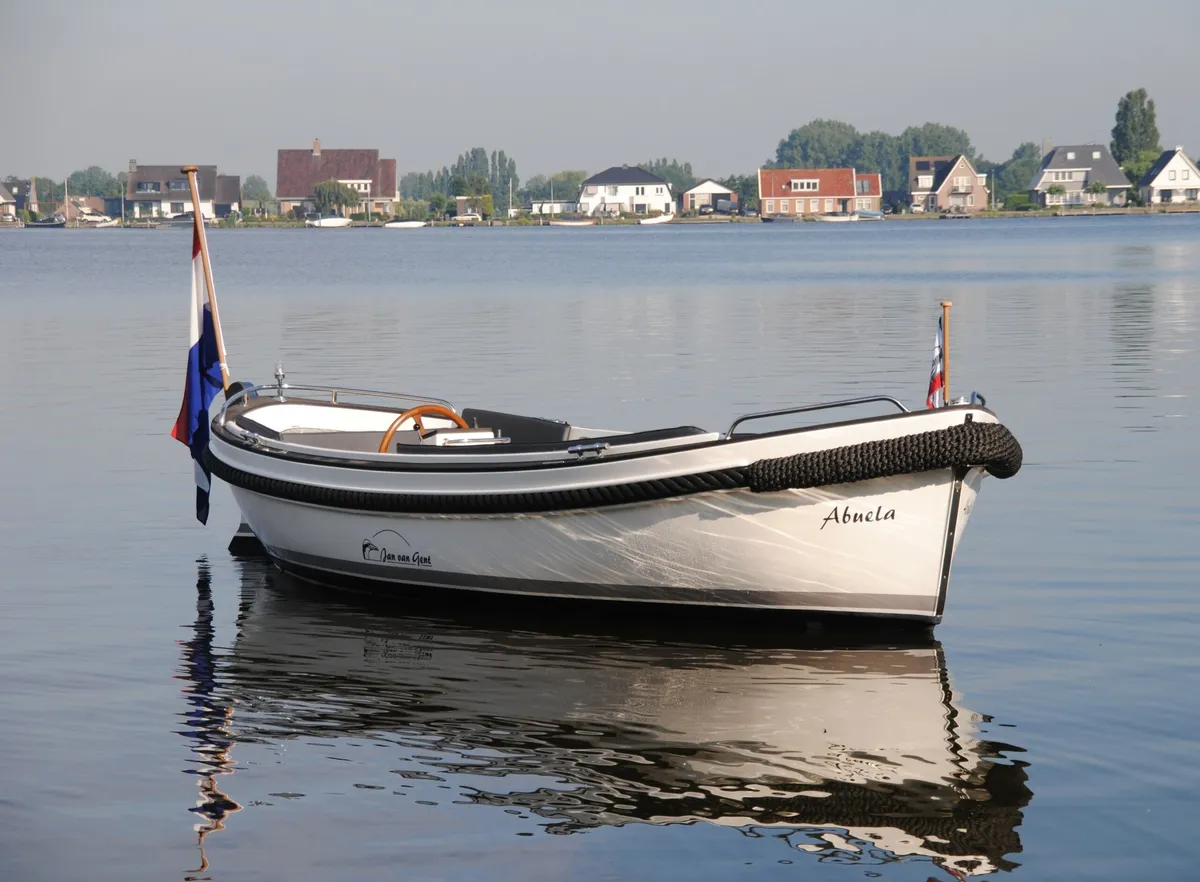 Jan van Gent JVG 6.60 Open: Sloep afgemeerd op water
