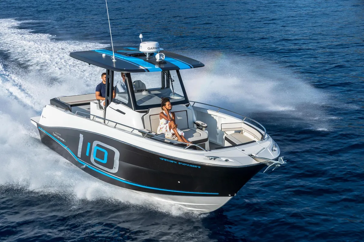 Jeanneau Cap Camarat 10.5 CC: Speedboot varend met passagiers zee