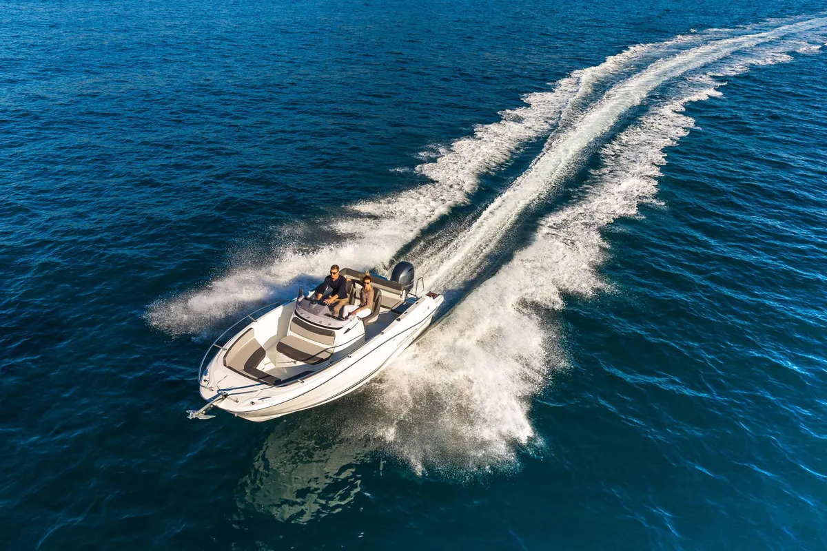 Jeanneau Cap Camarat 6.5 CC: Boot varend op zee met kielzog