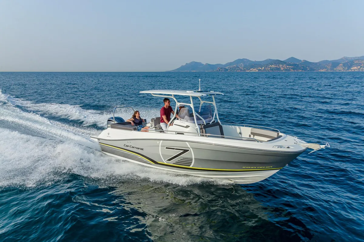 Jeanneau Cap Camarat 7.5 CC: Boot varend op zee