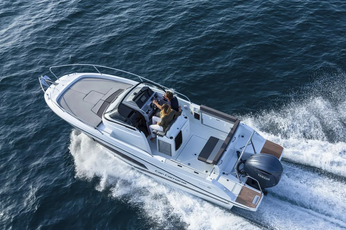 Jeanneau Cap Camarat 7.5 WA: Boot varend op zee
