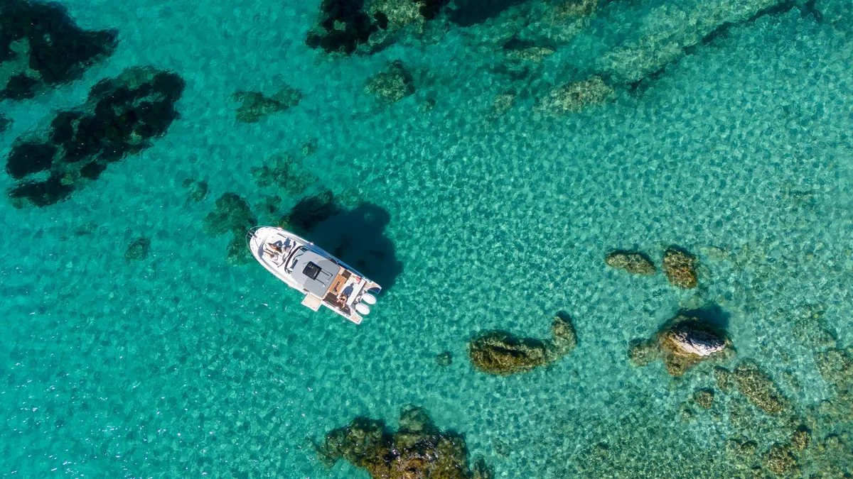 Jeanneau Cap Camarat 9.0 WA: Boot op turkoois water vanuit lucht