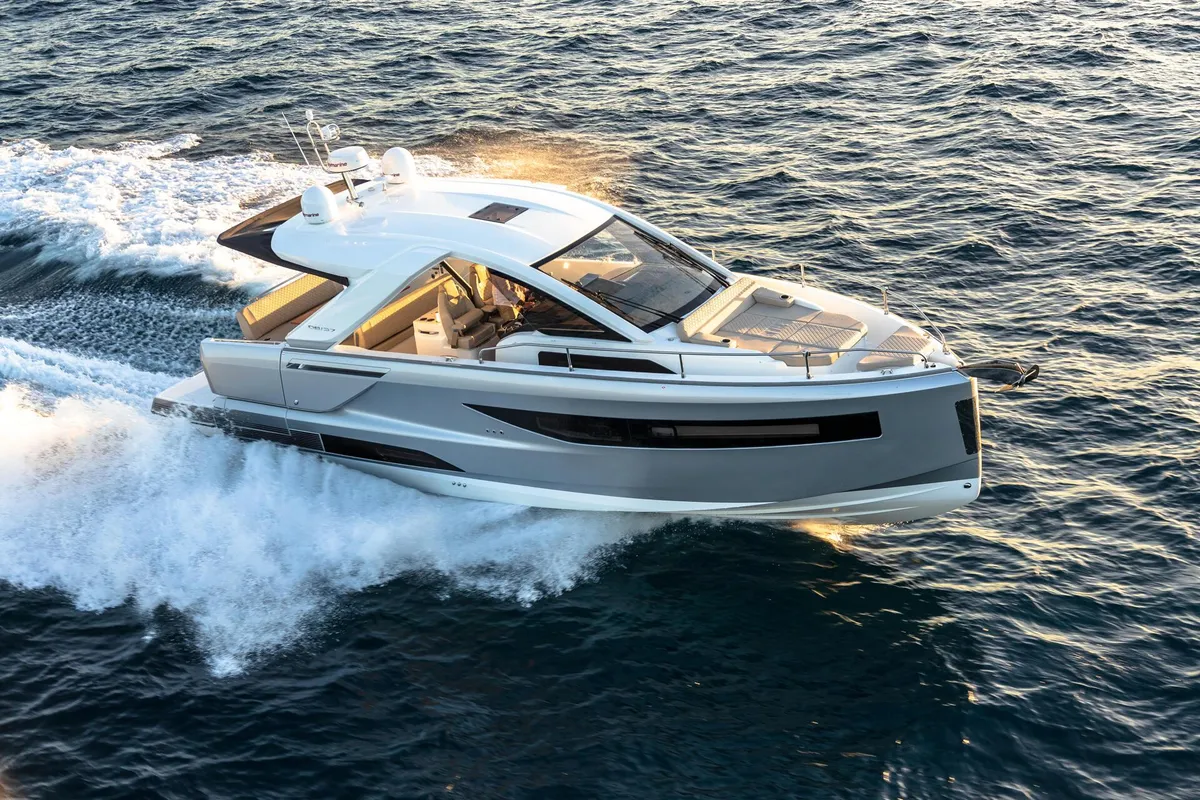 Jeanneau DB/37 IB: Boot varend op zee