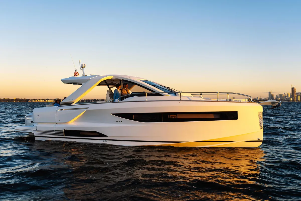 Jeanneau DB/37 OB: Witte motorboot vaart bij zonsondergang