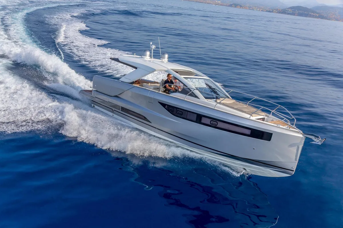 Jeanneau DB/43 IB: Boot varend op zee