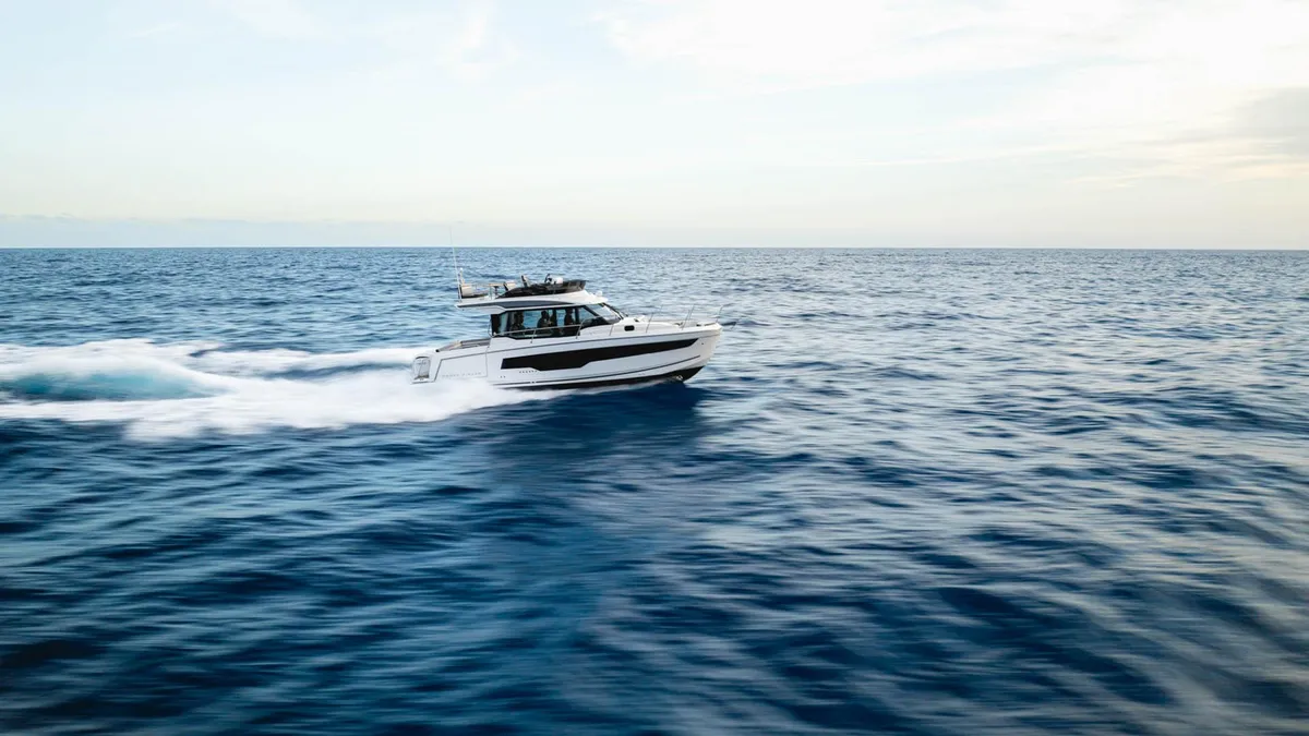 Jeanneau Merry Fisher 1095 Fly Série2: Boot varend op zee