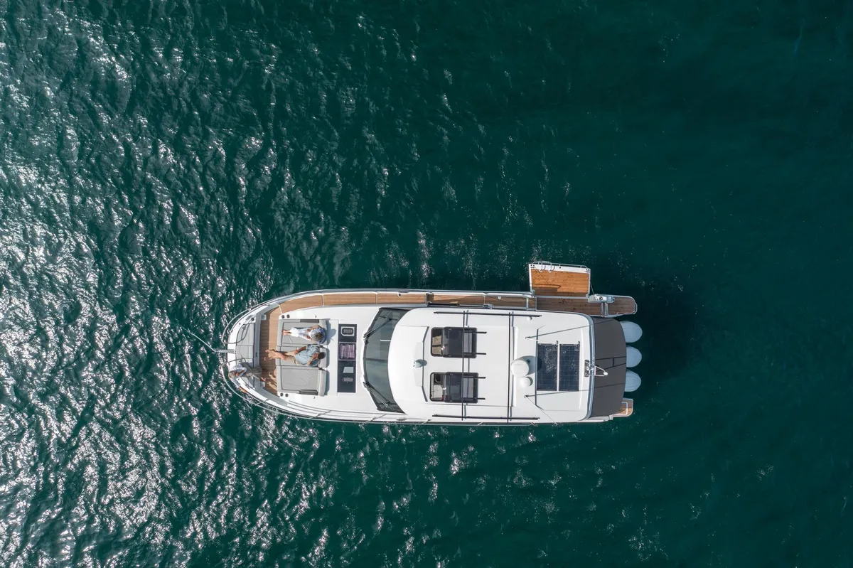Jeanneau Merry Fisher 1295 Coupé: Luchtfoto boot varend op zee