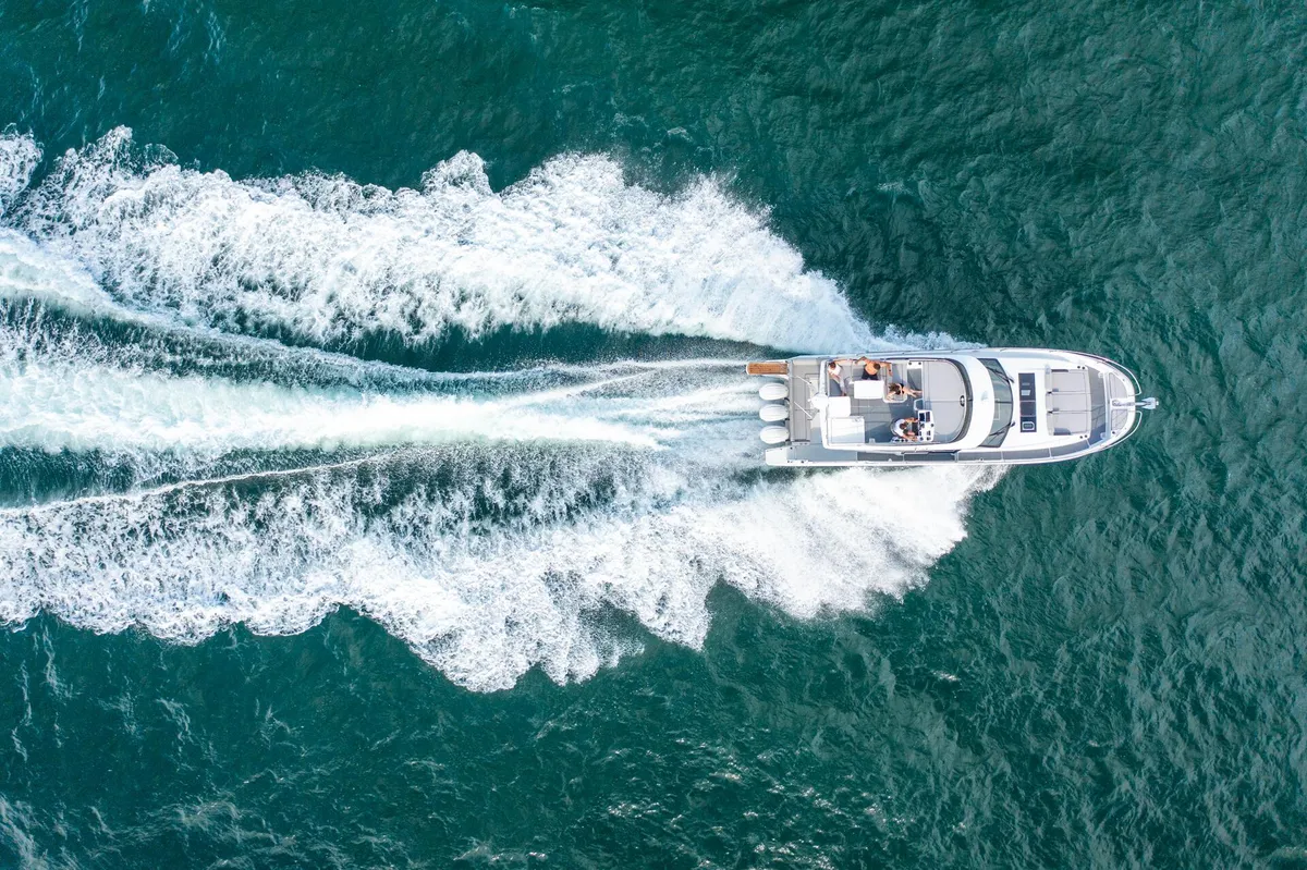 Jeanneau Merry Fisher 1295 Fly: Boot varend op zee met kielzog