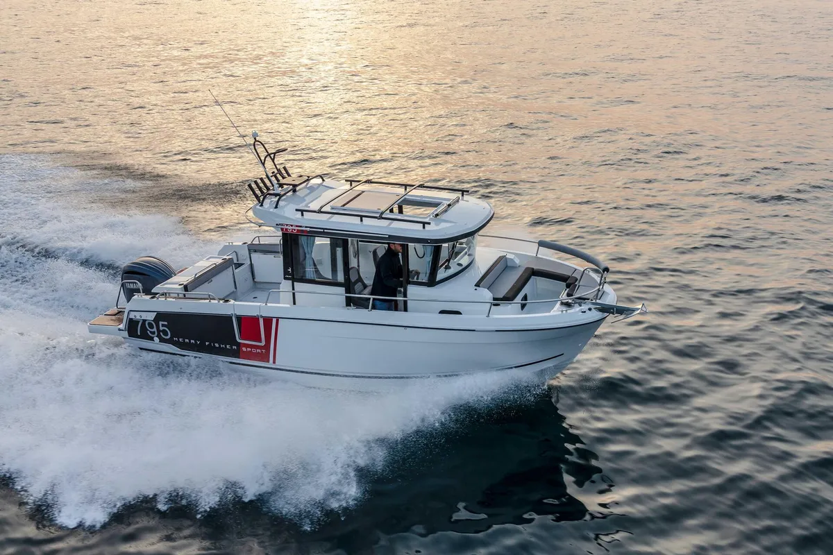 Jeanneau Merry Fisher 795 Sport: Boot varend op zee met kielzog