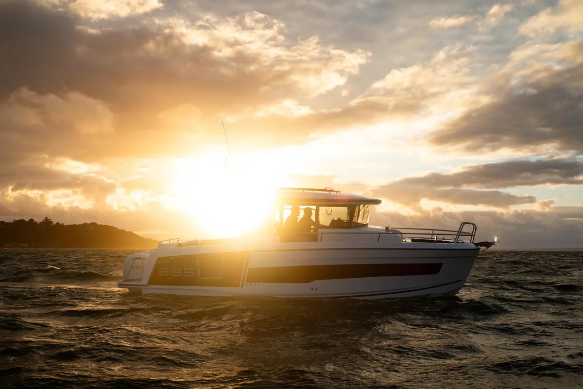Jeanneau Merry Fisher 895 Sport: Boot varend bij zonsondergang