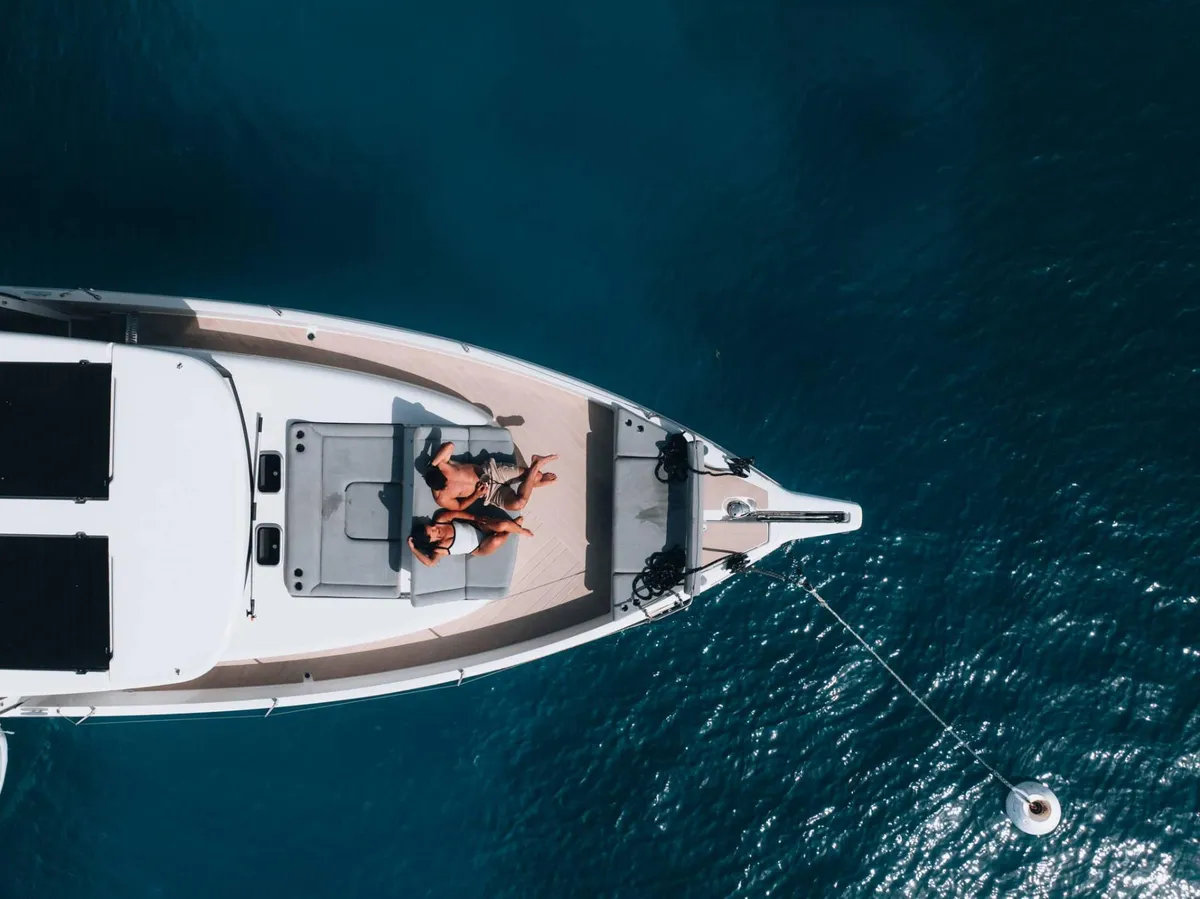 Jeanneau Sea Loft 480: Boot vanuit vogelperspectief op zee