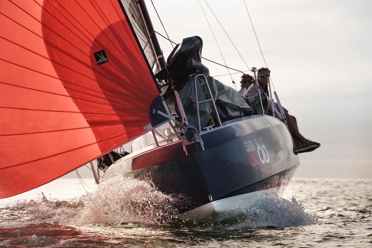 Jeanneau Sun Fast 30 One Design: Zeilboot met rode spinnaker vaart