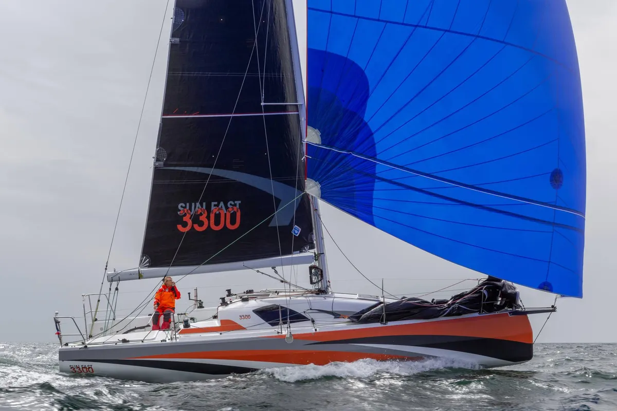 Jeanneau Sun Fast 3300: Zeilboot met blauwe spinnaker op zee