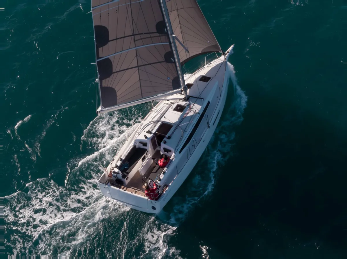 Jeanneau Sun Odyssey 380: Zeilboot van bovenaf gefotografeerd
