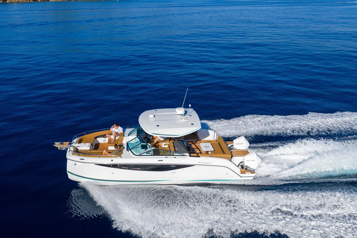 Jeanneau TH33: Boot varend op zee met kielzog