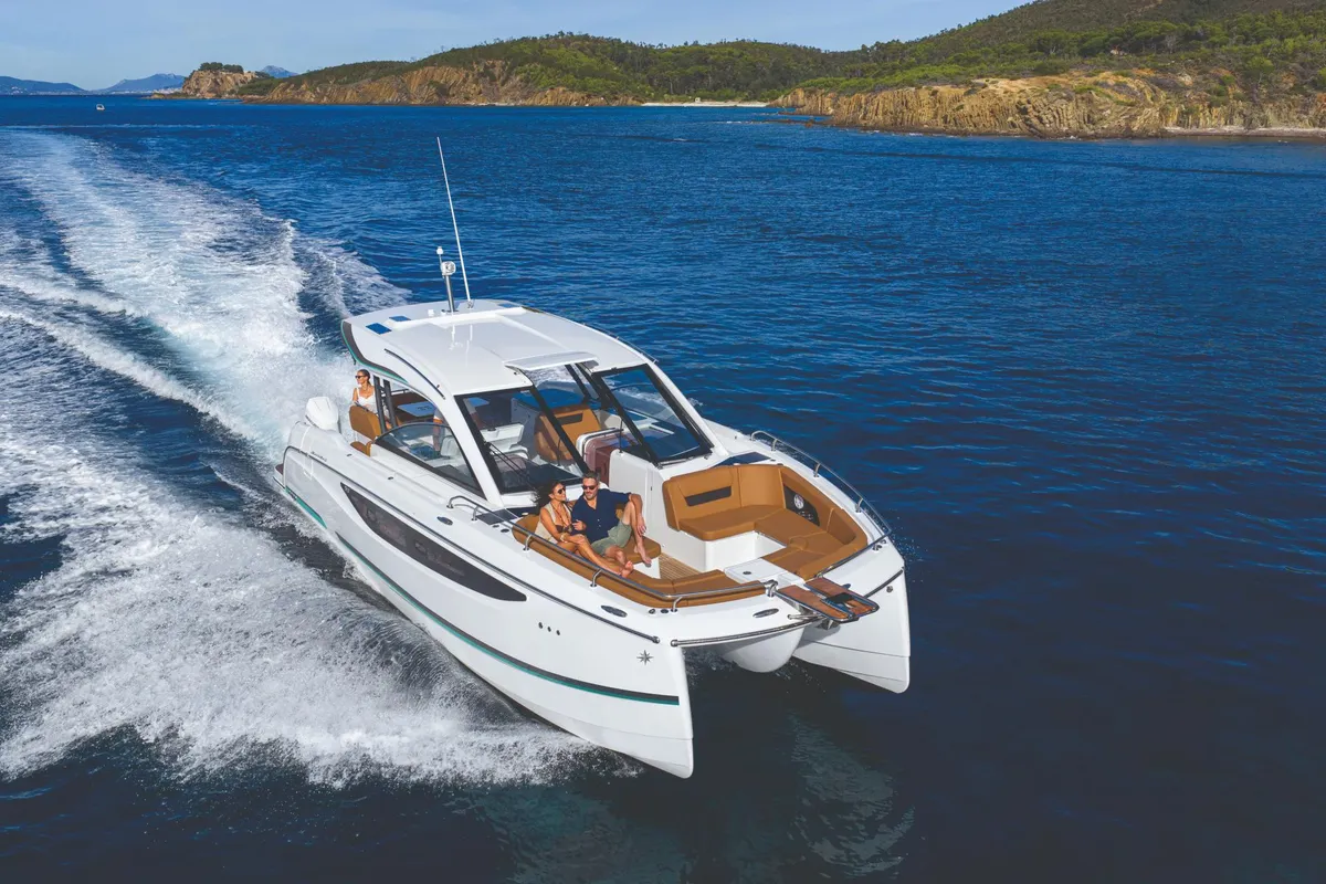 Jeanneau TH38: Catamaran vaart op zee