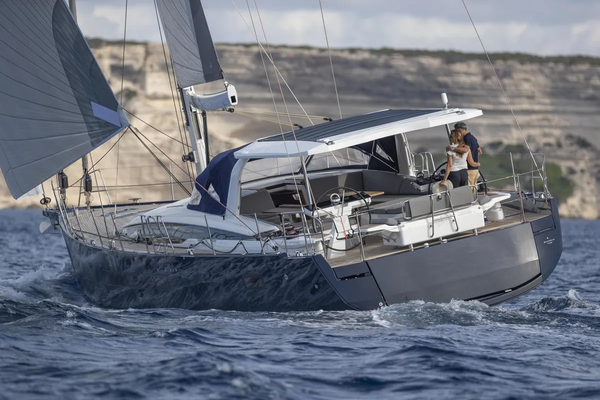 Jeanneau Yachts 65: Zeilboot varend op zee