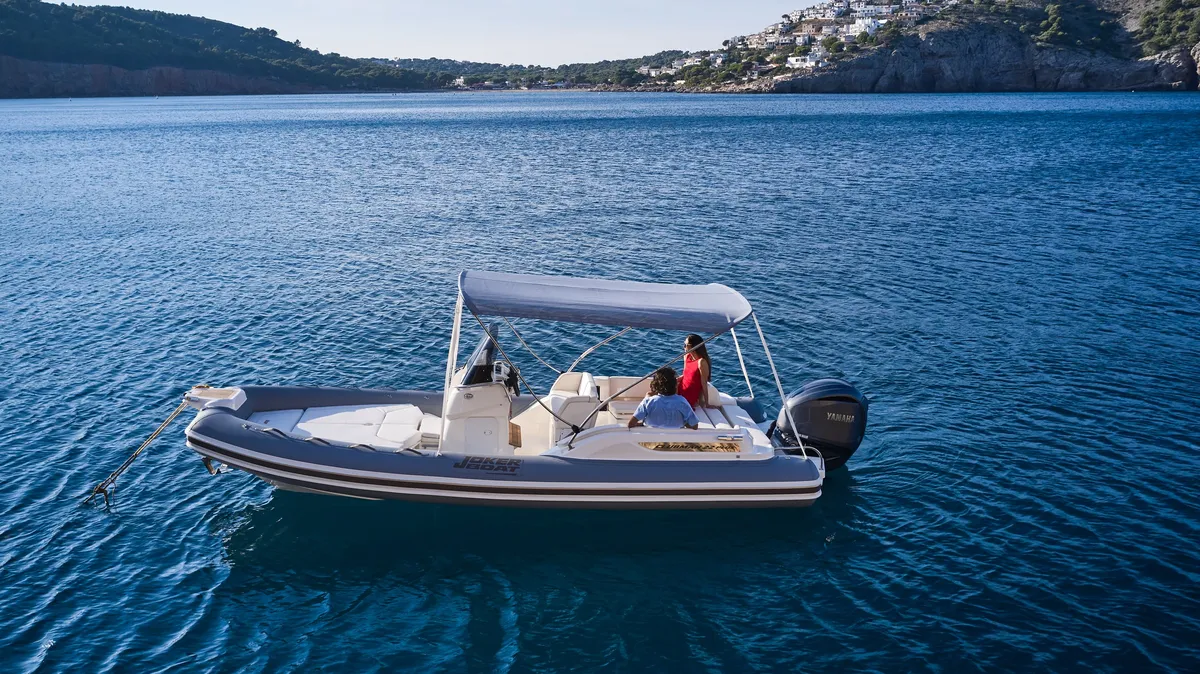 Joker Boat Clubman 22 Plus: Rubberboot met mensen op zee