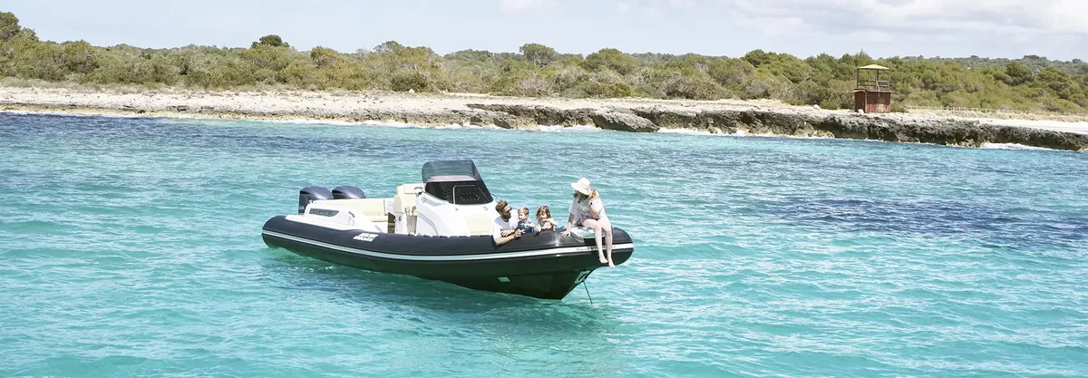Joker Boat Clubman 30: Gezin ontspant op rubberboot zee