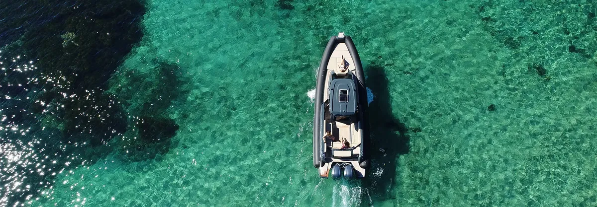 Joker Boat Clubman 35: Boot varend op zee vanuit vogelperspecti