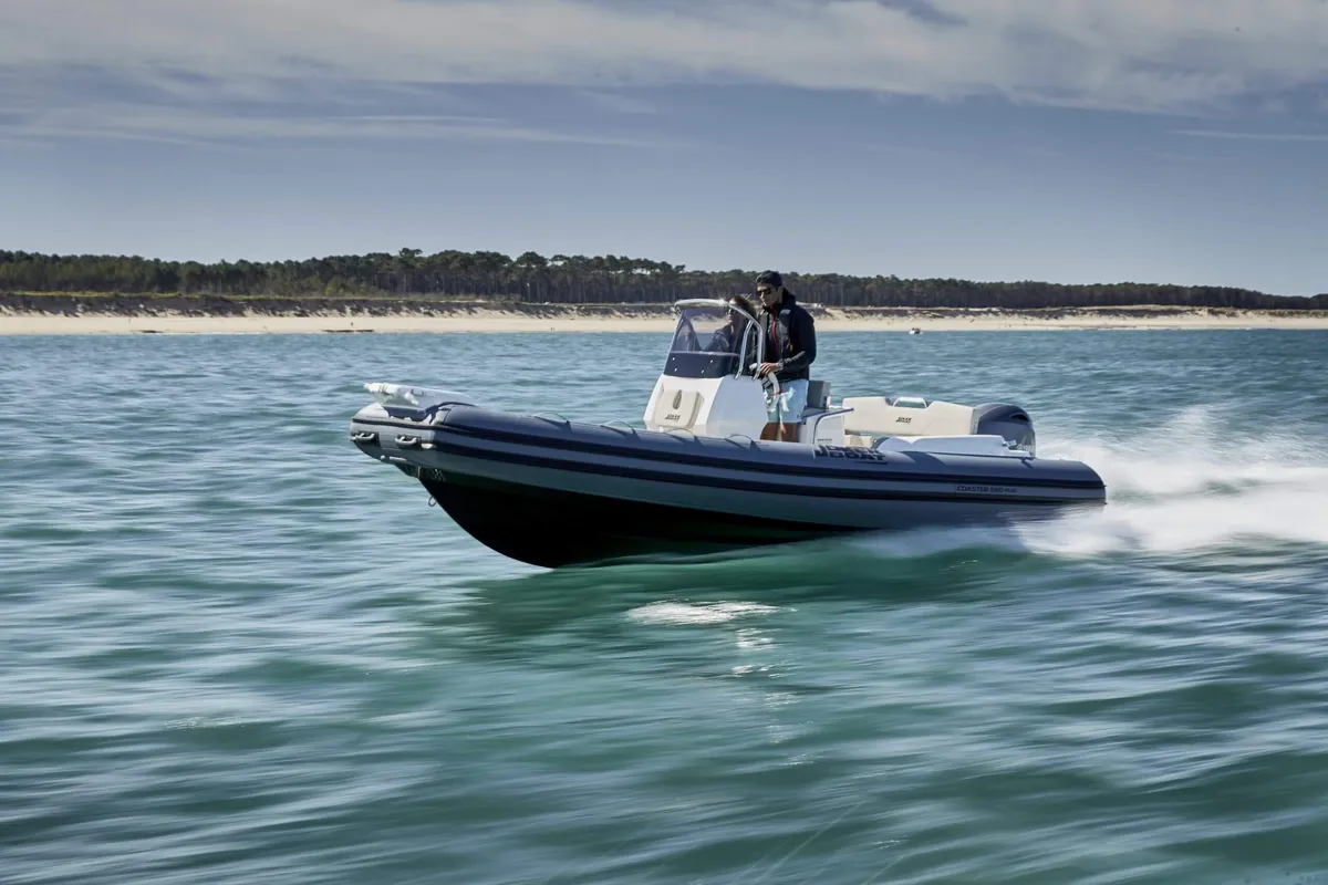 Joker Boat Coaster 580 Plus: Rubberboot varend op zee