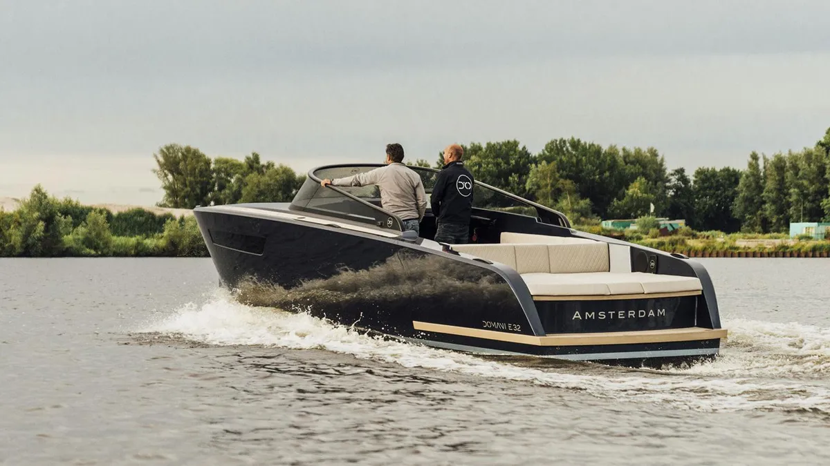 JR Yachts E32: Boot varend op water met mannen