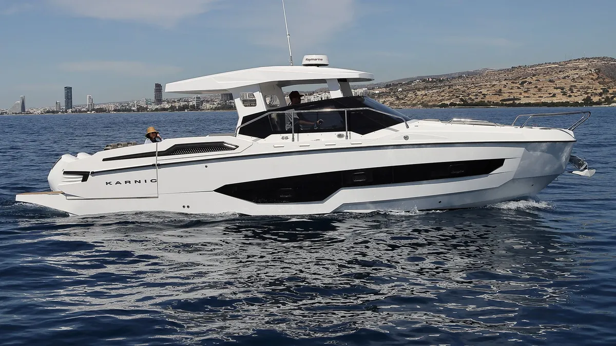 Karnic Boats CS10-HT: Witte motorboot vaart op zee