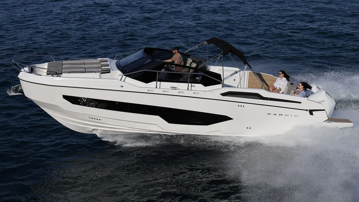 Karnic Boats CS10-S: Boot varend met hoge snelheid