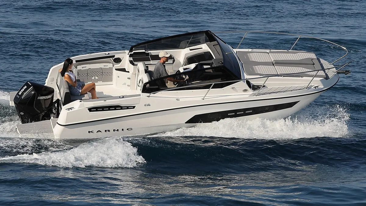 Karnic Boats CS740-S: Boot varend op zee