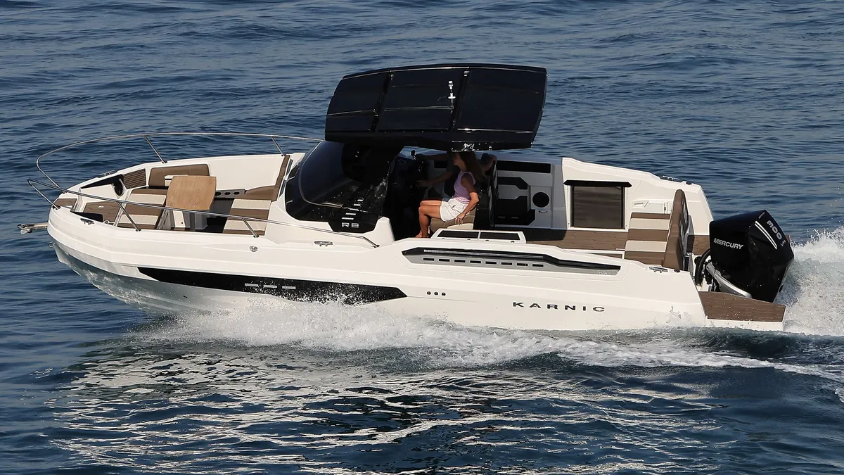 Karnic Boats R8-C-HT: Boot varend met open dak