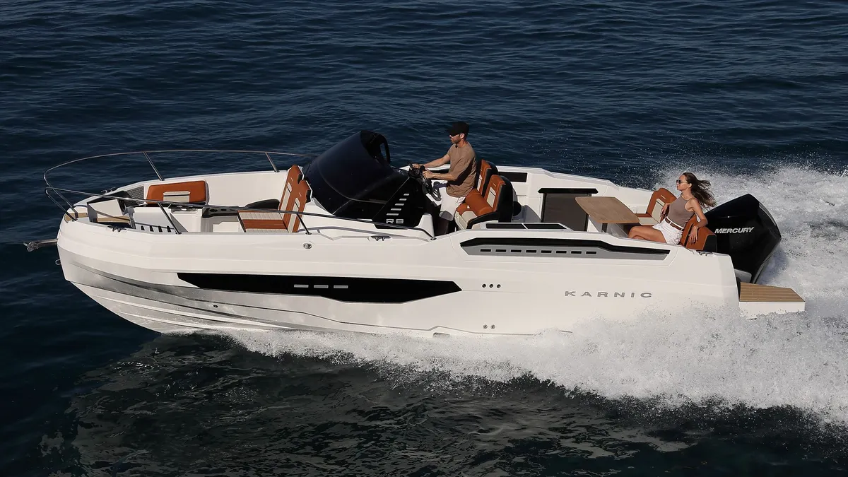 Karnic Boats R8-C: Boot varend op zee