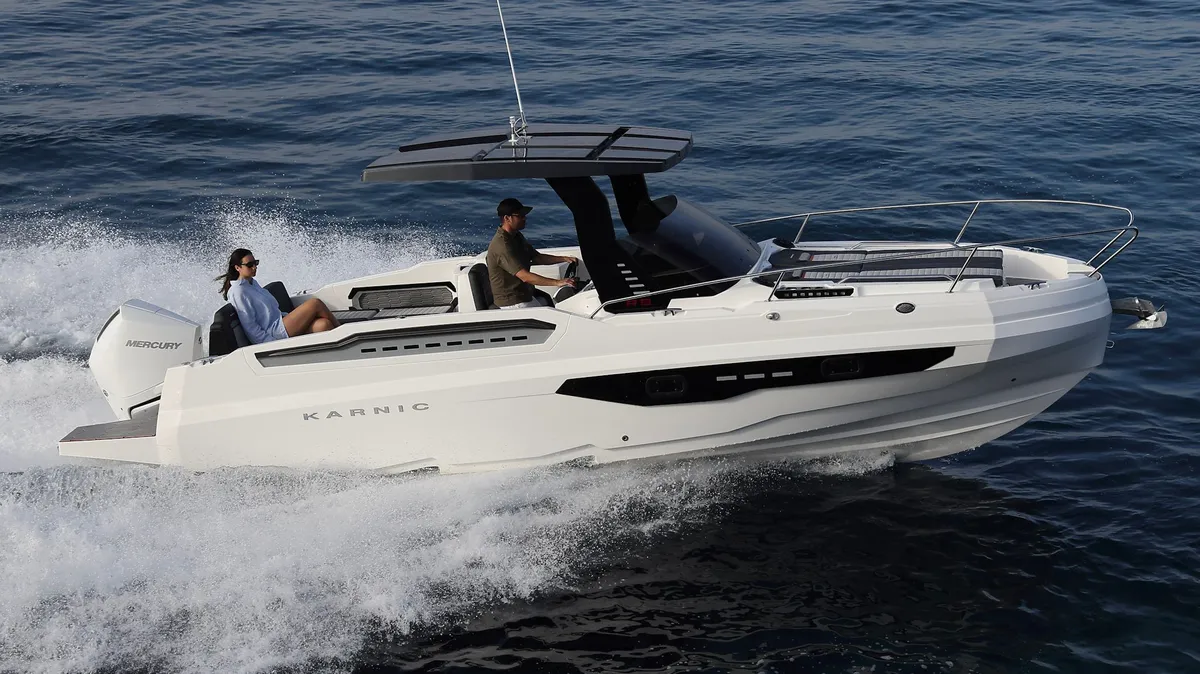 Karnic Boats R8-S-HT: Boot varend op zee