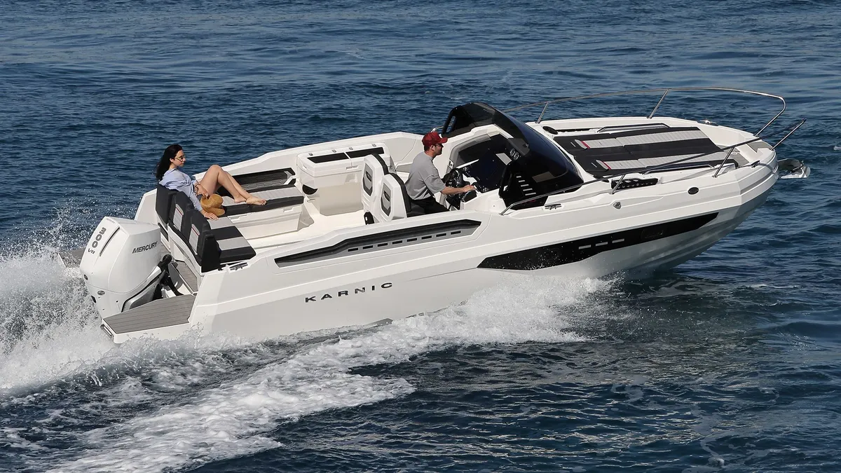 Karnic Boats R8-S: Boot varend op zee