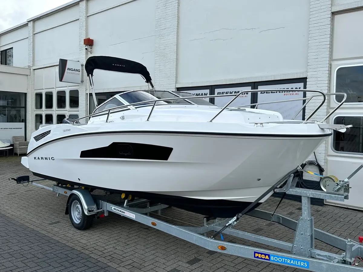 Karnic Boats SL640: Boot op trailer bij showroom