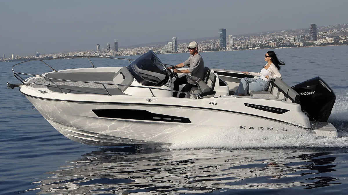 Karnic Boats SL642: Boot varend op water