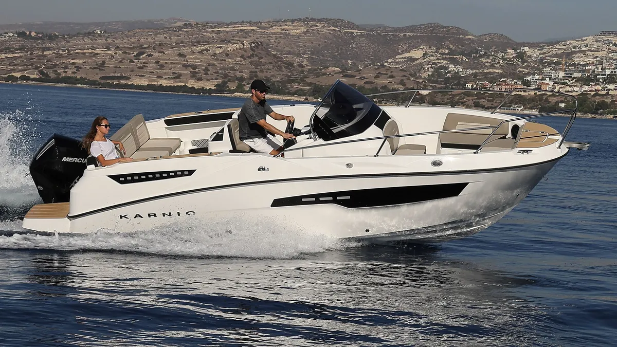 Karnic Boats SL691: Boot varend op zee