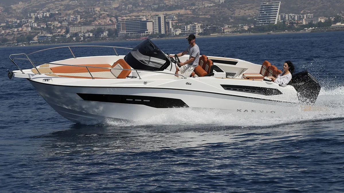 Karnic Boats SL742: Boot varend op zee