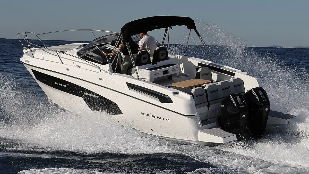 Karnic Boats SL902: Boot varend op zee