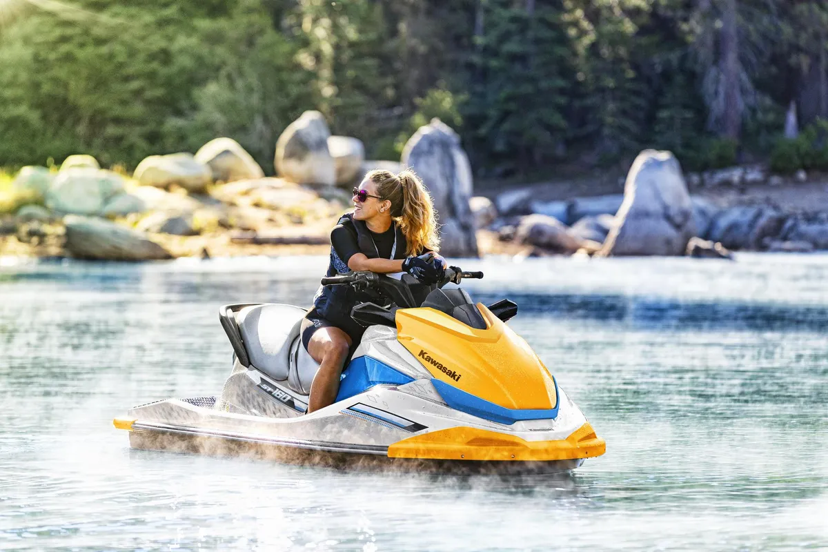 Kawasaki Jet Ski ST 160: Vrouw op waterscooter meer