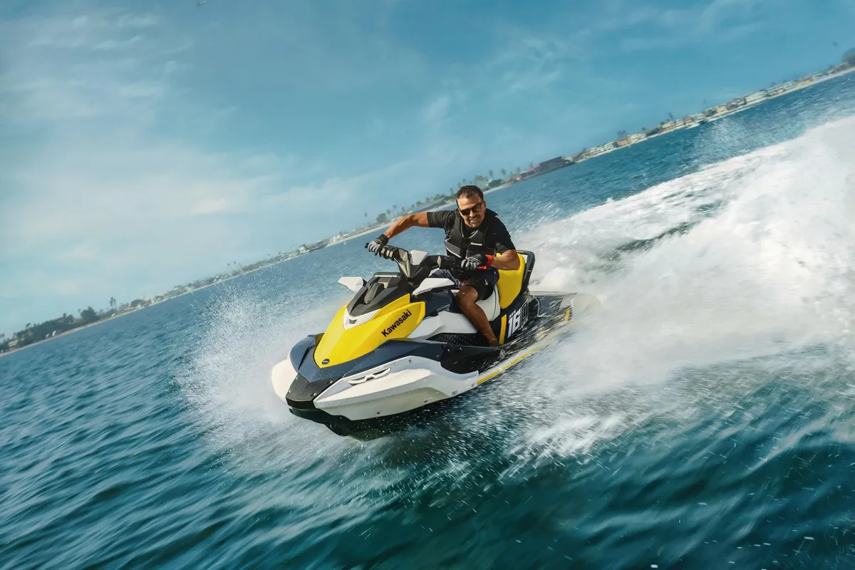 Kawasaki Jet Ski STX 160LX-S: Jetski varend op zee