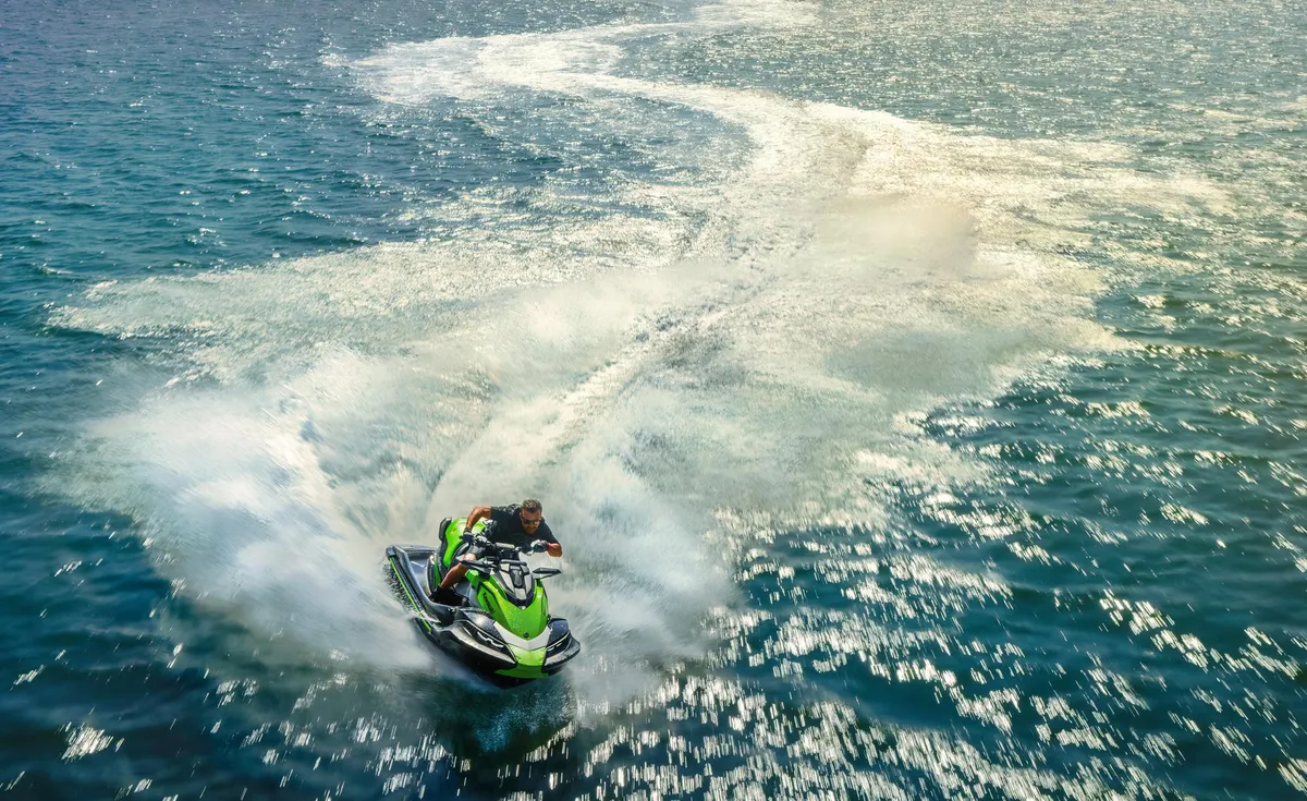 Kawasaki Jet Ski STX 160R: Jetski varend met waterspoor