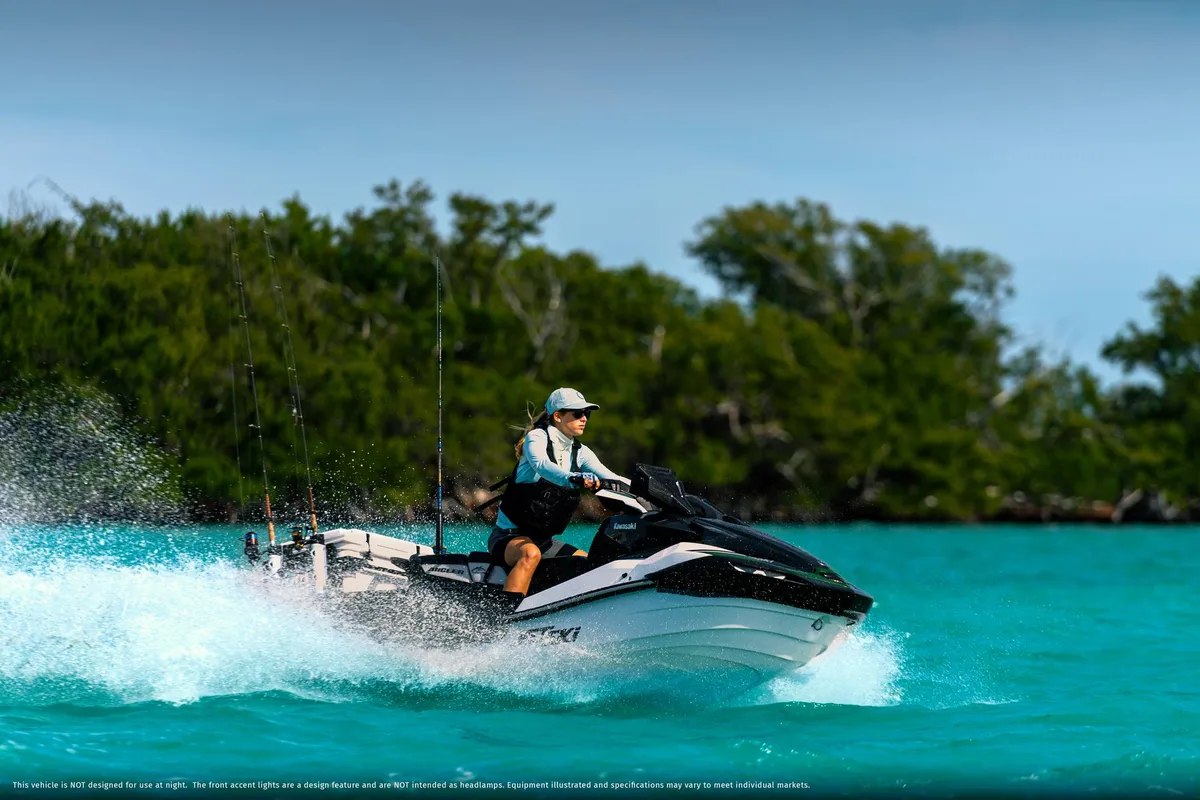 Kawasaki Jet Ski Ultra 160LX-S Angler: Jetski varend op water