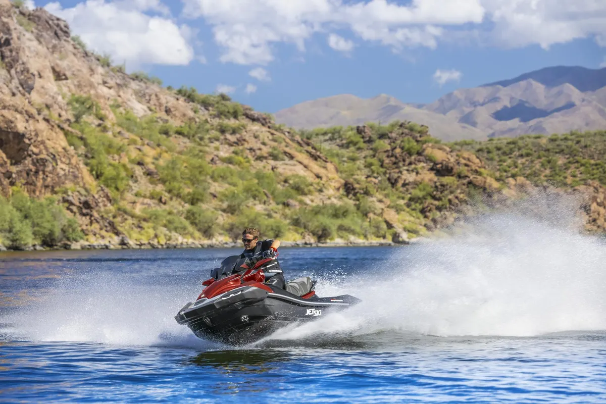 Kawasaki Jet Ski Ultra 310LX: Jetski varend op meer
