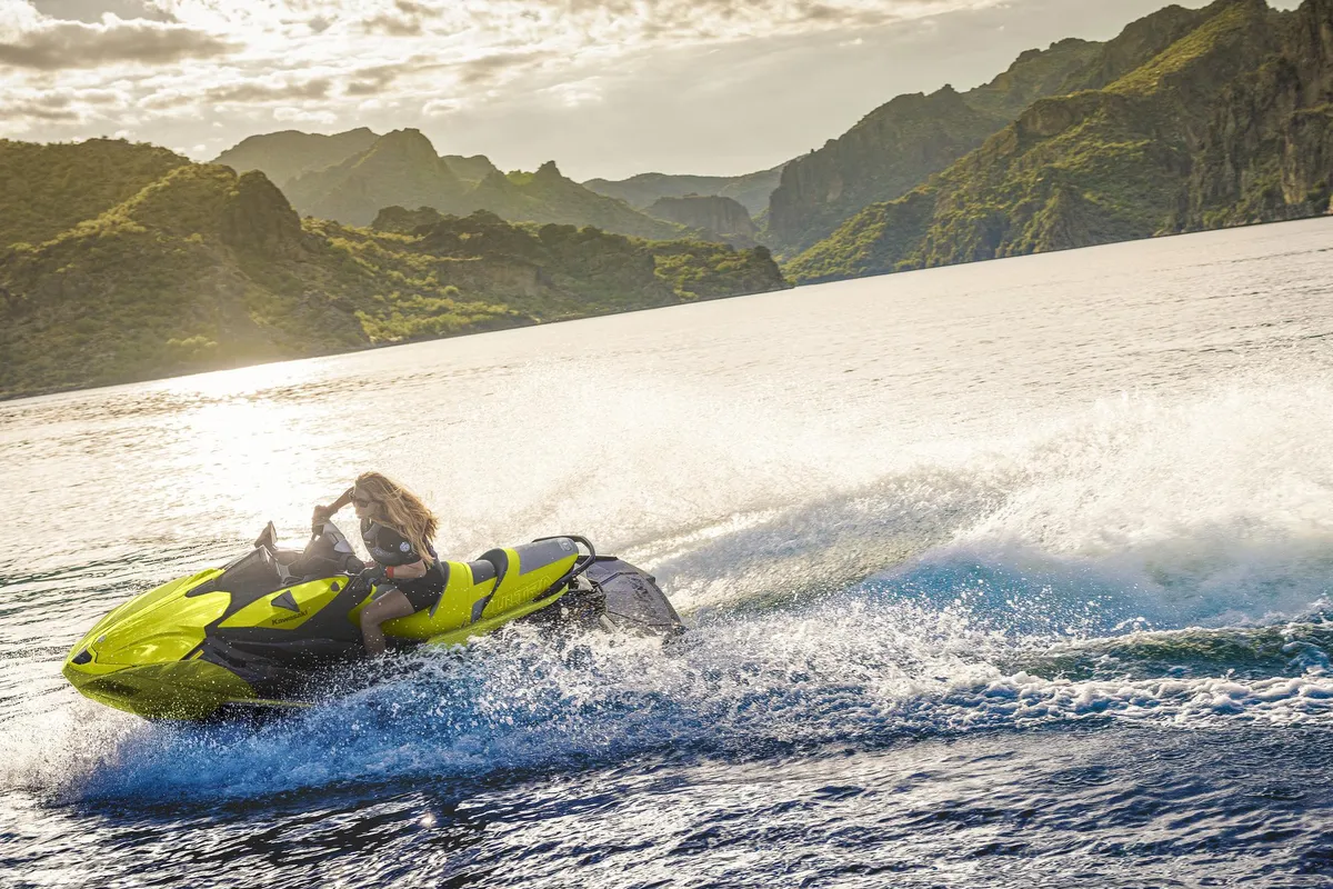 Kawasaki Jet Ski Ultra 310X: Jetski varend met waterspray