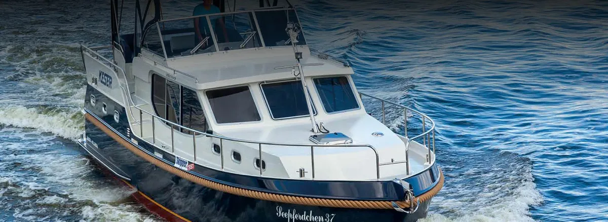 Keser-Hollandia 44 Classic: Boot varend op water