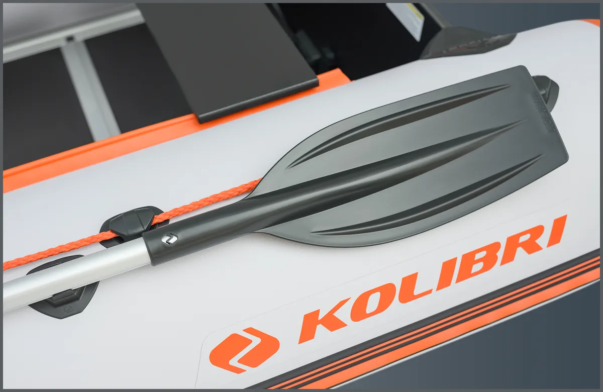 Kolibri KM-330DSL: Peddel op opblaasboot rand