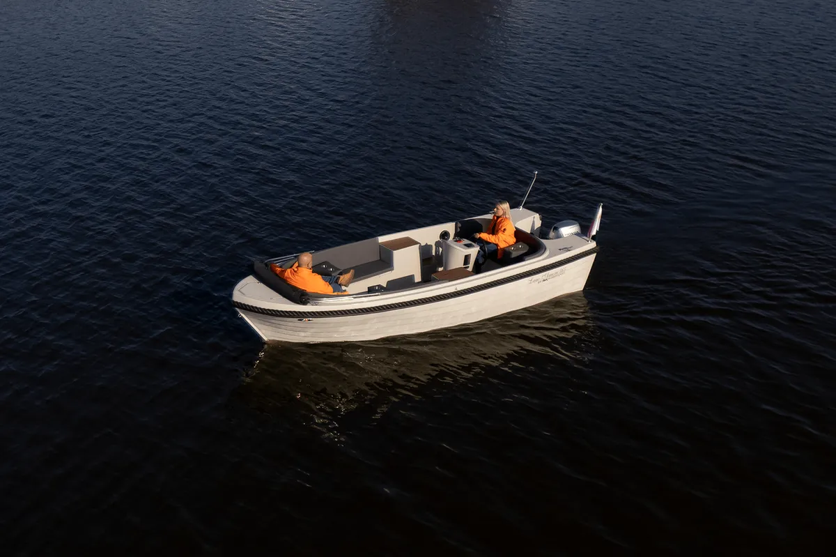 Lago Amore 565: Boot varend op water met passagiers