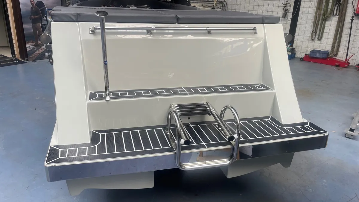 Lago Amore 600: Achtersteven boot met zwemtrap