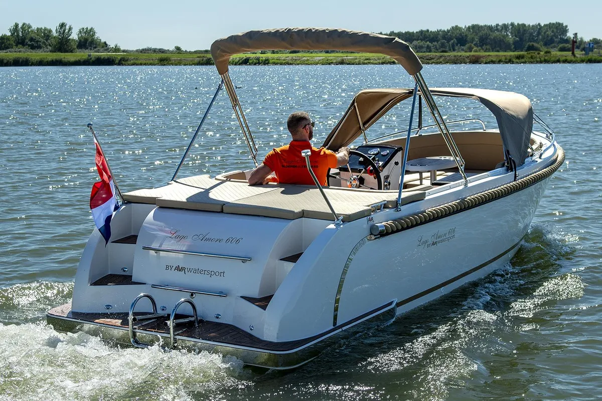 Lago Amore 606: Boot varend op water